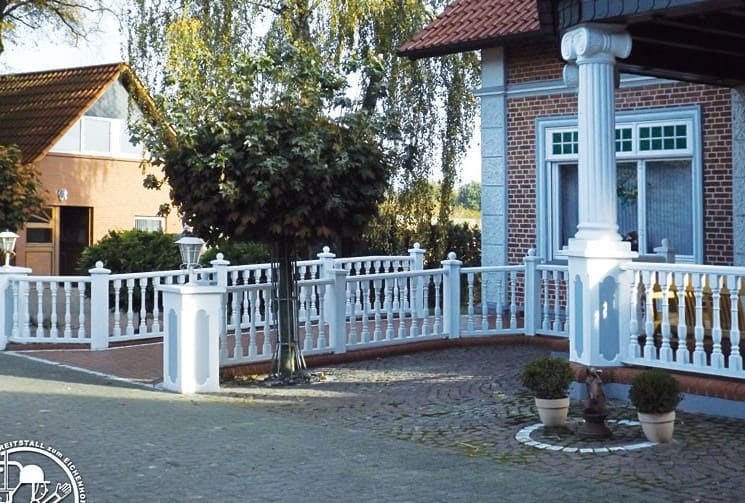 Das Wohnhaus mit weißer Veranda