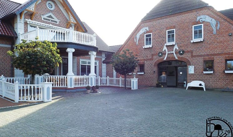 Die Hofeinfahrt mit Wohnhaus und Stall