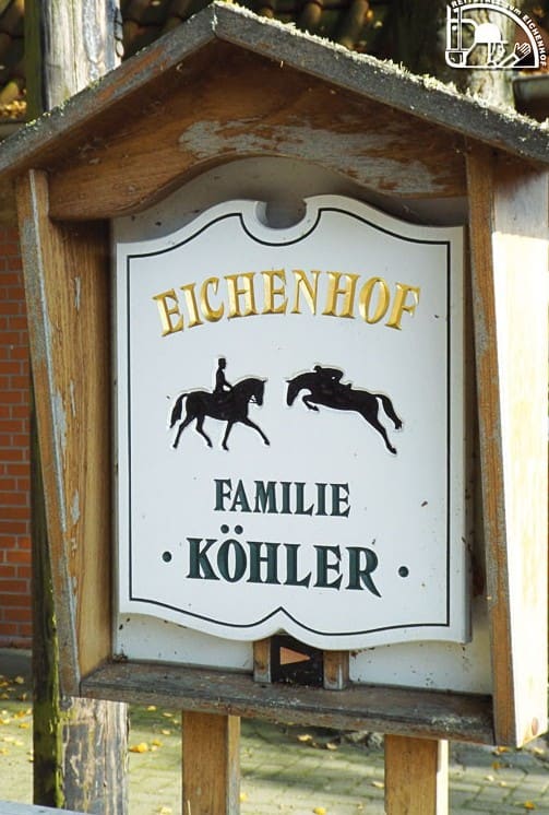 Das Hofschild „Eichenhof, Familie Köhler“ mit zwei Reitern