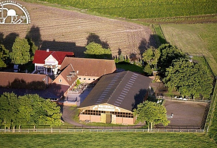 Der Eichenhof von oben: Wohnhaus, Stall und große Reithalle zwischen Feldern