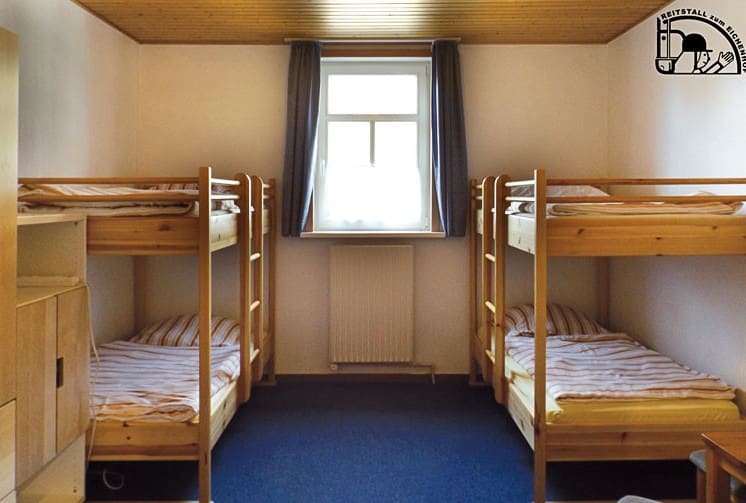 Ein Zimmer mit Etagenbetten
